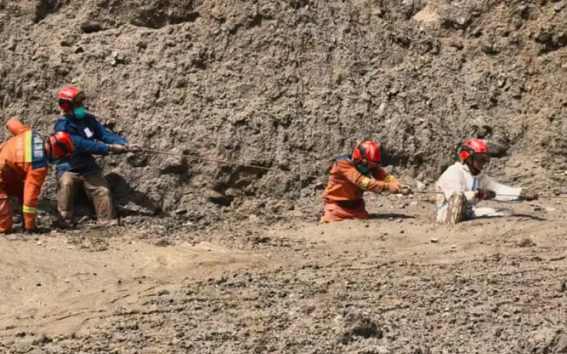 Border area between Nepal and China where 33 Australians are missing still almost entirely cut off
