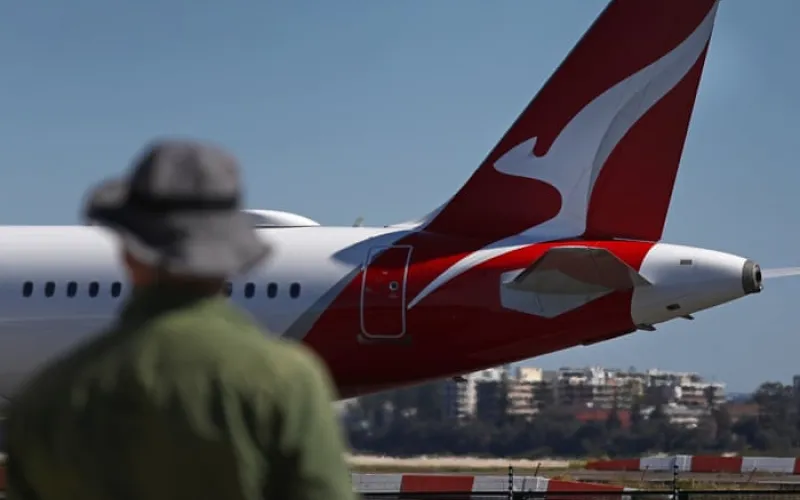 Qantas ground crews vote for right to strike amid pay dispute – as it happened