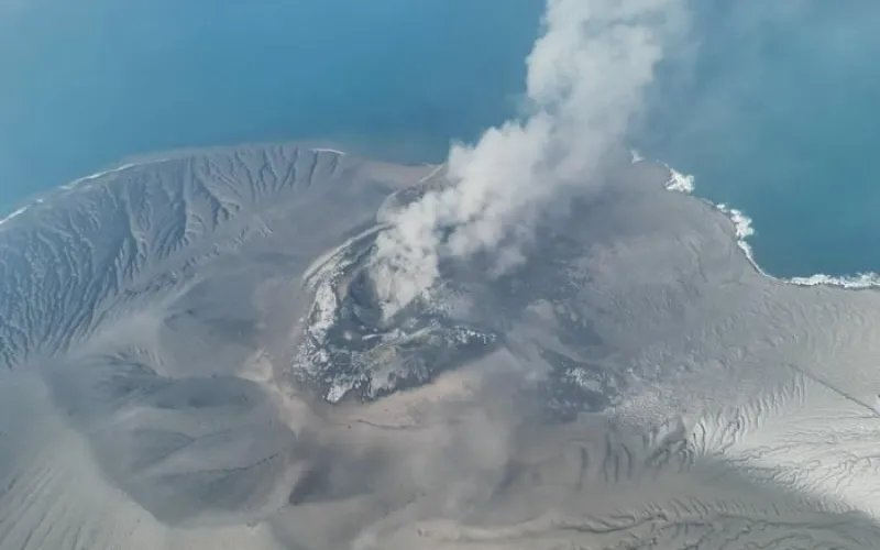 Volcanic eruption halts flights at Jakarta and seven other Indonesian airports