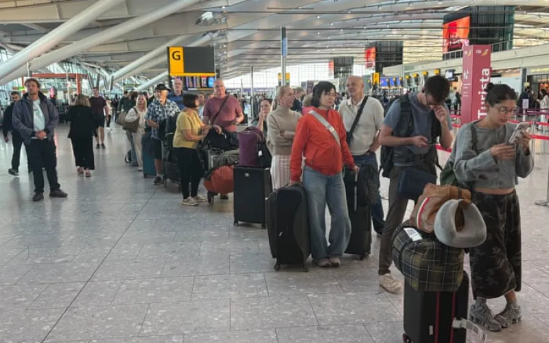 Air traffic control boss given a week to report after UK flight chaos causes 2,000 cancellations