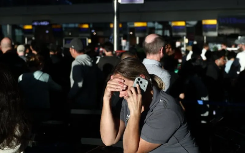 UK air traffic control problem strands hundreds of thousands of passengers