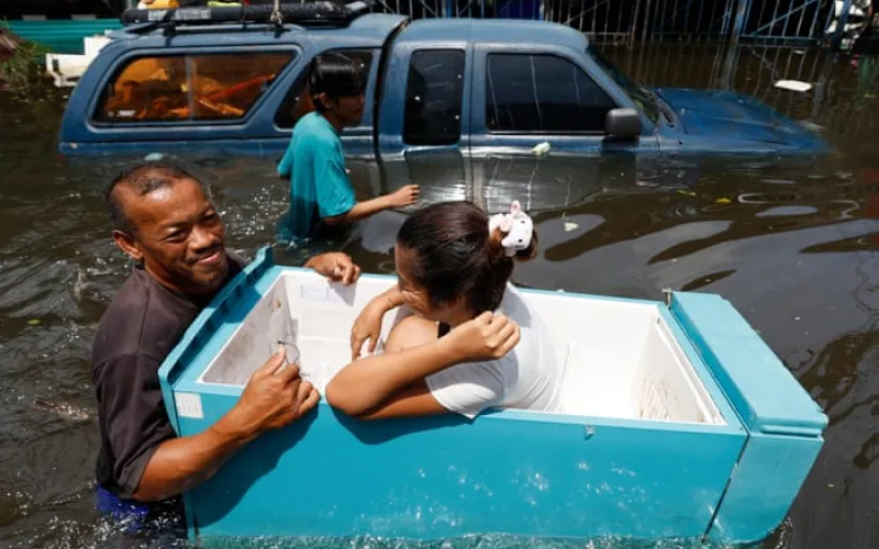 Bangkok at breaking point as floods turn streets into stagnant lakes