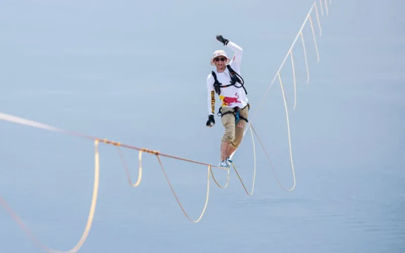 Daredevil Jaan Roose completes slackline walk high above central Seoul