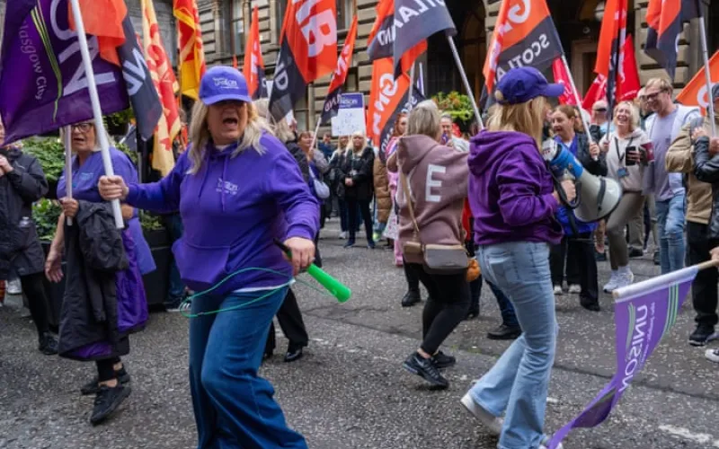 Glasgow city council reaches pay deal with union to avert fire-and-rehire plan
